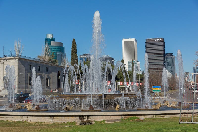 Площадь Сан-Хуан de Ла cruz на улице Paseo de Ла Castellana в городе Мадрида, Испании стоковые фотографии rf Площадь Сан-Хуан de Ла cruz на улице Paseo de Ла Castellana в городе Мадрида, Испании стоковые фотографии rf