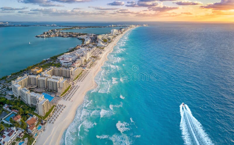 Пляж Cancun в течение дня Пляж Cancun в течение дня