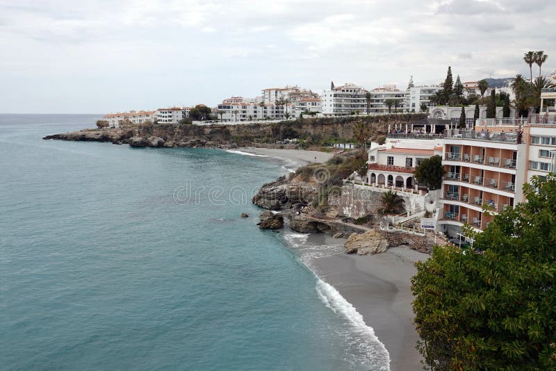Пляж Nerja на Balcon de Европе в Андалусии, Испании стоковые фото Пляж Nerja на Balcon de Европе в Андалусии, Испании стоковые фото