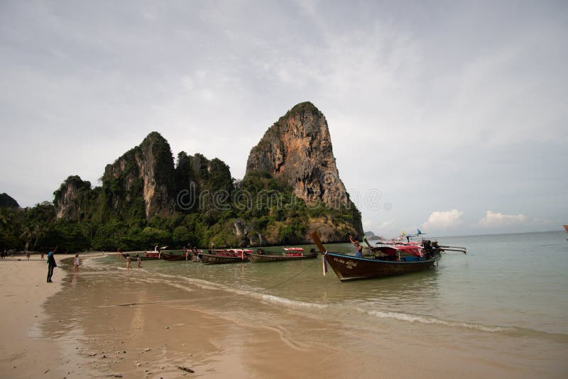 Пляж Railay, Таиланд - 7-ое мая 2016: Деревянные шлюпки на пляже Railay, Таиланде стоковое изображение Пляж Railay, Таиланд - 7-ое мая 2016: Деревянные шлюпки на пляже Railay, Таиланде стоковое изображение
