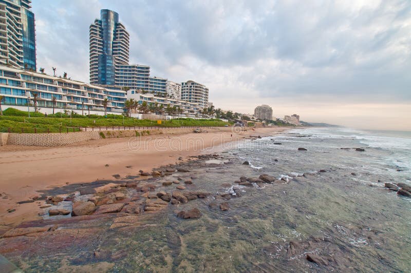 Пляжная сцена Umhlanga трясет Дурбан Южную Африку стоковое изображение Пляжная сцена Umhlanga трясет Дурбан Южную Африку стоковое изображение