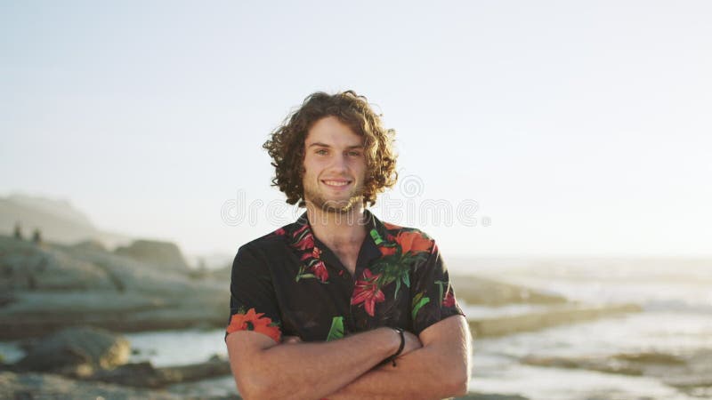 пляжное лето и портрет человека в отпуске, стоящего на скалах с улыбкой в индонии. свобода передвижения и отдых