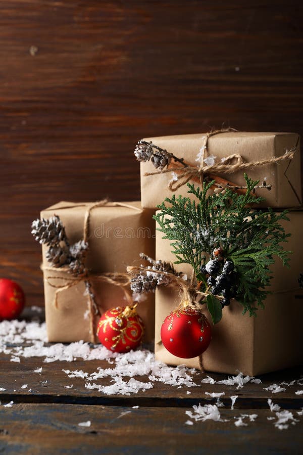 Подарочные коробки с украшениями xmas стоковая фотография Подарочные коробки с украшениями xmas стоковая фотография