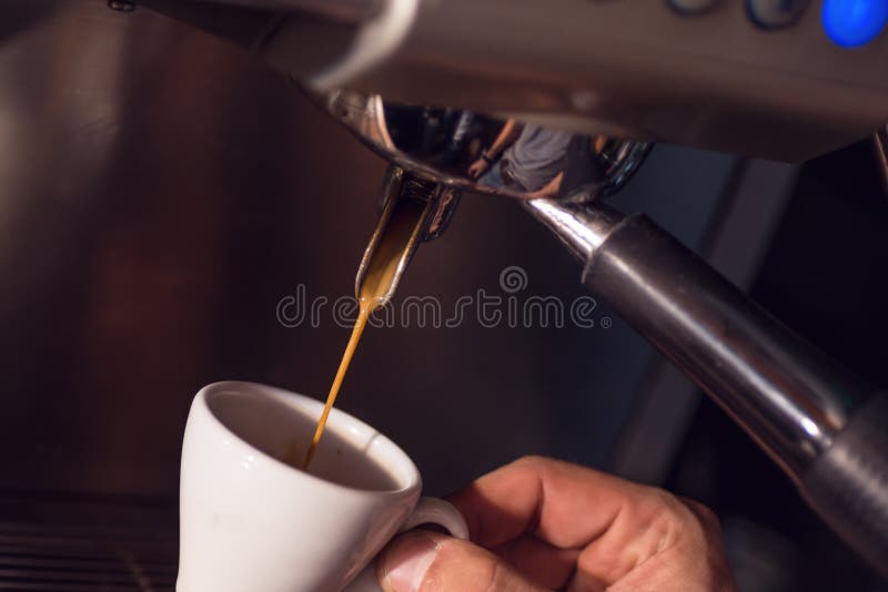 Подготавливающ чашку кофе с машиной кофе, предпосылка для кофейни или barista, чашка кофе подготавливают только руки стоковые изображения rf Подготавливающ чашку кофе с машиной кофе, предпосылка для кофейни или barista, чашка кофе подготавливают только руки стоковые изображения rf