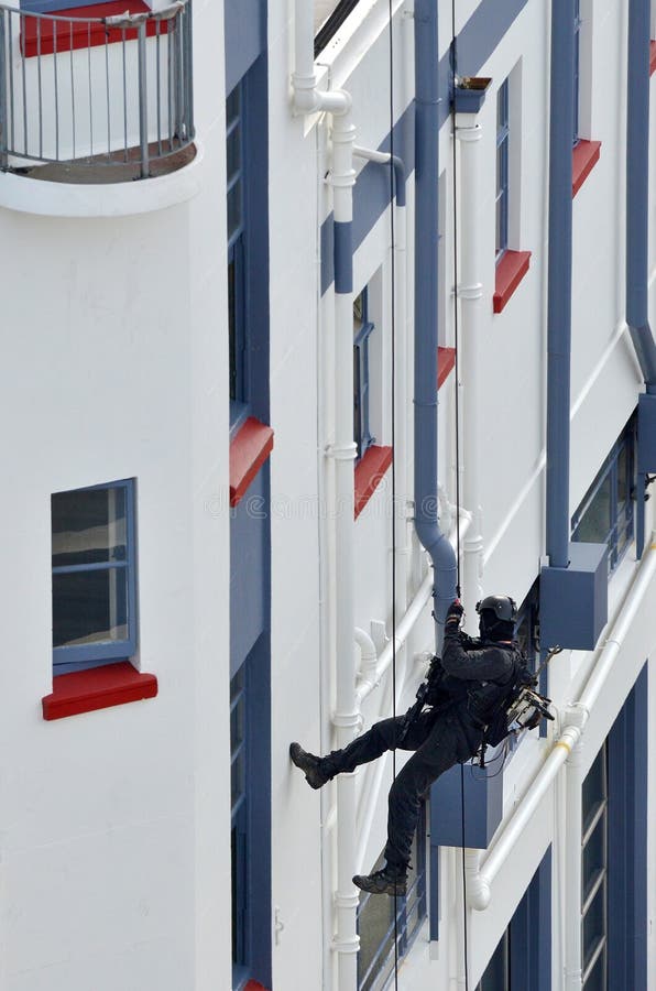 полицейский Противо-терроризма abseiling здание стоковая фотография полицейский Противо-терроризма abseiling здание стоковая фотография
