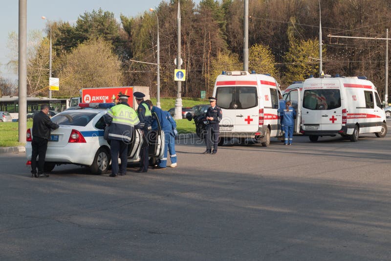 Полиция и машина скорой помощи на сцене аварии, Москва стоковые фотографии rf Полиция и машина скорой помощи на сцене аварии, Москва стоковые фотографии rf