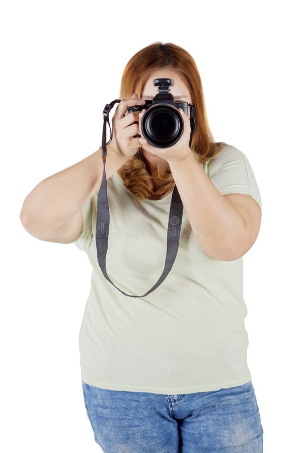 Полная женщина принимает фото на студии стоковая фотография rf Полная женщина принимает фото на студии стоковая фотография rf