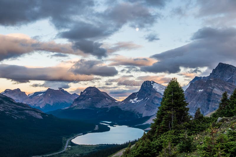 Полнолуние висит над озером смычк и пиком смычка медицины в Banff n стоковые фото Полнолуние висит над озером смычк и пиком смычка медицины в Banff n стоковые фото