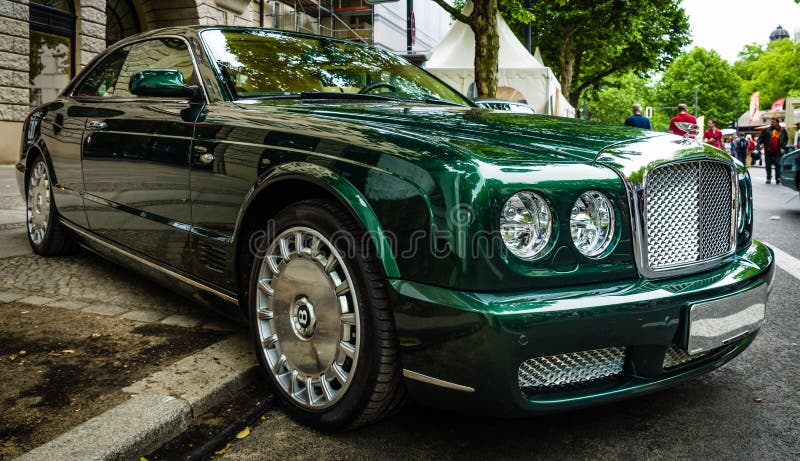 Полноразмерный роскошный автомобиль Bentley Brooklands, 2008 стоковое изображение rf Полноразмерный роскошный автомобиль Bentley Brooklands, 2008 стоковое изображение rf
