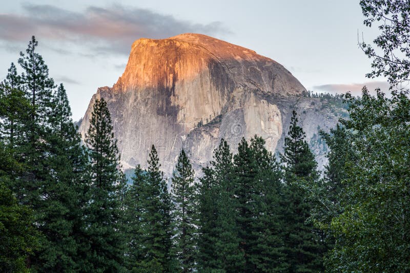 Половинный купол на заходе солнца в национальном парке Yosemite, Калифорнии, США стоковые фотографии rf Половинный купол на заходе солнца в национальном парке Yosemite, Калифорнии, США стоковые фотографии rf