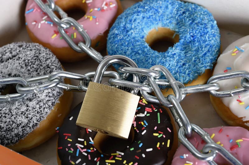 Положите в коробку вполне уговаривать очень вкусным donuts обернутым в цепи металла и зафиксируйте в сахаре и сладостной наркоман стоковые изображения Положите в коробку вполне уговаривать очень вкусным donuts обернутым в цепи металла и зафиксируйте в сахаре и сладостной наркоман стоковые изображения