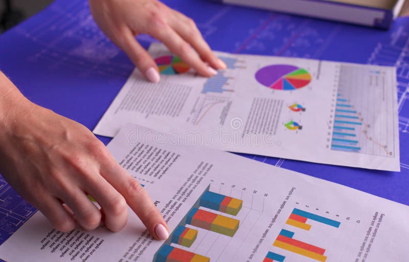 Подрезанное изображение Профессиональная коммерсантка работая в офисе стоковая фотография rf