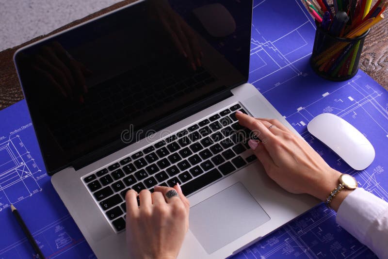 Подрезанное изображение Профессиональная коммерсантка работая на компьютере стоковое фото
