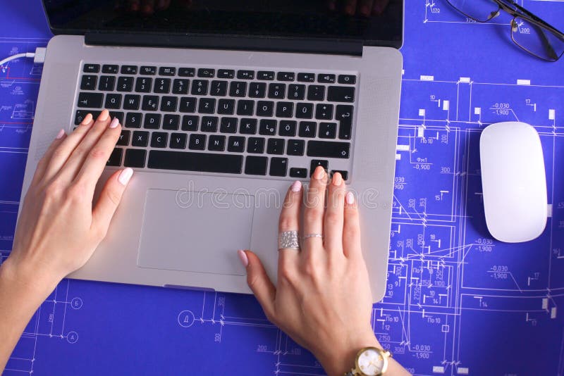 Подрезанное изображение Профессиональная коммерсантка работая на компьютере стоковое изображение