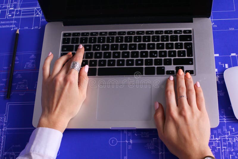 Подрезанное изображение Профессиональная коммерсантка работая на компьютере стоковые изображения rf