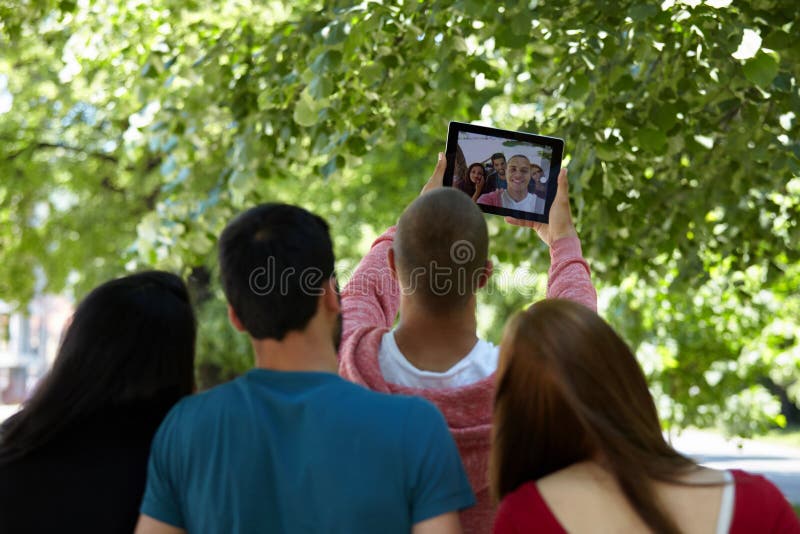 Подросток имея потеху и вися вне снаружи стоковая фотография rf Подросток имея потеху и вися вне снаружи стоковая фотография rf