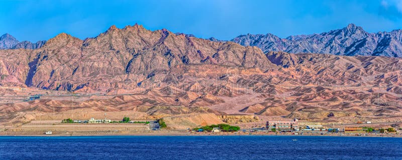 Побережье Gulf of Aqaba скалистое стоковые фотографии rf Побережье Gulf of Aqaba скалистое стоковые фотографии rf