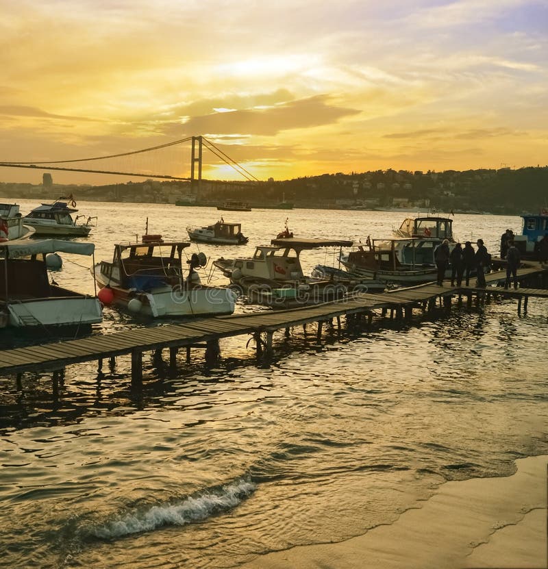Побережье захода солнца Стамбула Bosphorus стоковые фотографии rf Побережье захода солнца Стамбула Bosphorus стоковые фотографии rf
