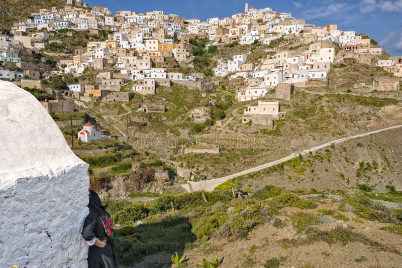 Повешенный на краю горы, Olympos самая красивая деревня Dodecanese стоковые изображения Повешенный на краю горы, Olympos самая красивая деревня Dodecanese стоковые изображения