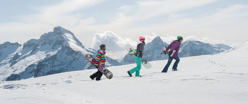 Повышение сноубордистов freeride группы и их правления сноубордов стоковые фото