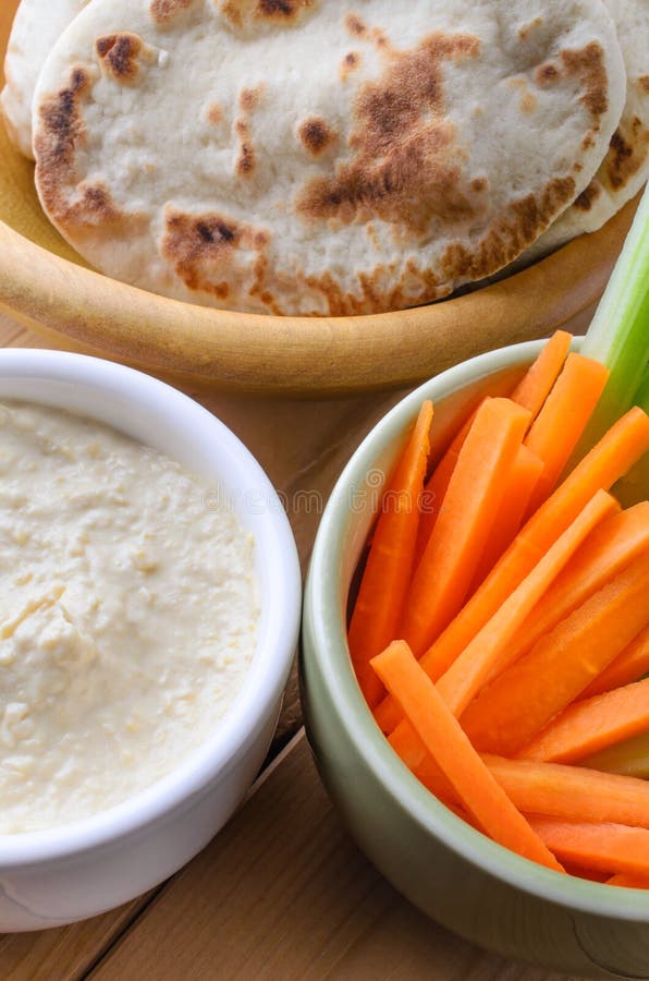 Погружение Hummus и хлебы Pitta с Crudites стоковое изображение Погружение Hummus и хлебы Pitta с Crudites стоковое изображение