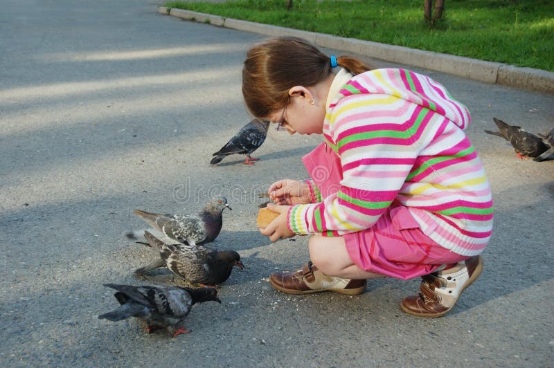 подавая вихруны девушки стоковые фотографии rf