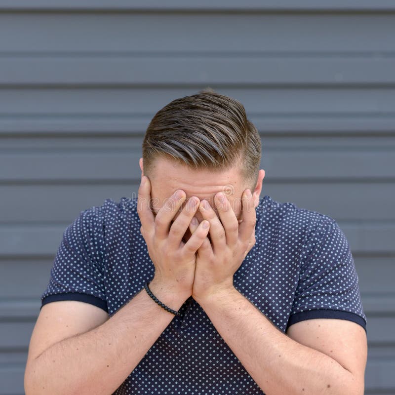 Подавленный молодой человек с его головой в его руках Стоковое Фото ...