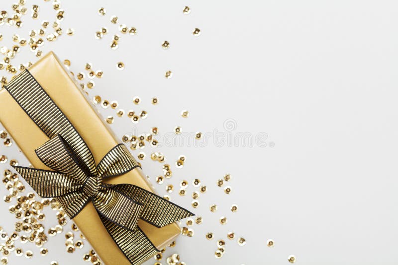Подарок или присутствующая коробка украсили золотые sequins на взгляде столешницы Плоский состав положения для рождества или дня стоковые фотографии rf Подарок или присутствующая коробка украсили золотые sequins на взгляде столешницы Плоский состав положения для рождества или дня стоковые фотографии rf