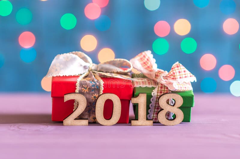 Подарочные коробки и 2018 на bokeh предпосылки стоковые изображения Подарочные коробки и 2018 на bokeh предпосылки стоковые изображения