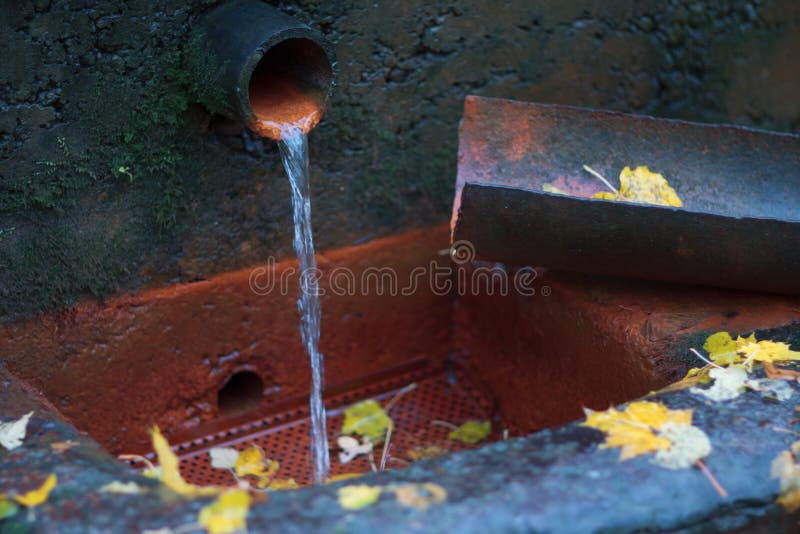 Подачи воды от водосточной трубы к стоку стоковые фото Подачи воды от водосточной трубы к стоку стоковые фото