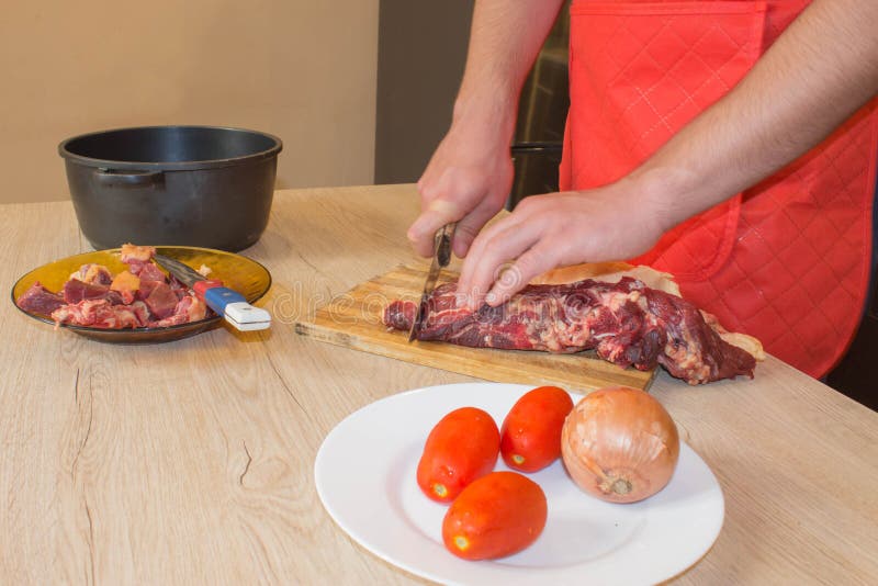 Подготавливать еду, мясо и овощи Мясо вырезывания шеф-повара на разделочной доске стоковое фото rf Подготавливать еду, мясо и овощи Мясо вырезывания шеф-повара на разделочной доске стоковое фото rf
