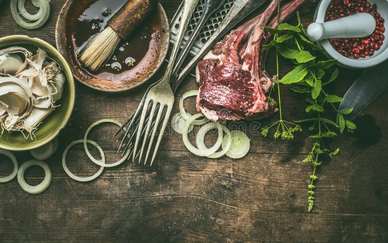 Подготовка гриля со шкафами овечки со свежей приправой, маринадом BBQ простыми и утварями кухни на деревенской деревянной предпос стоковое фото Подготовка гриля со шкафами овечки со свежей приправой, маринадом BBQ простыми и утварями кухни на деревенской деревянной предпос стоковое фото