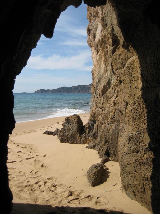 Подземелье и пляж моря