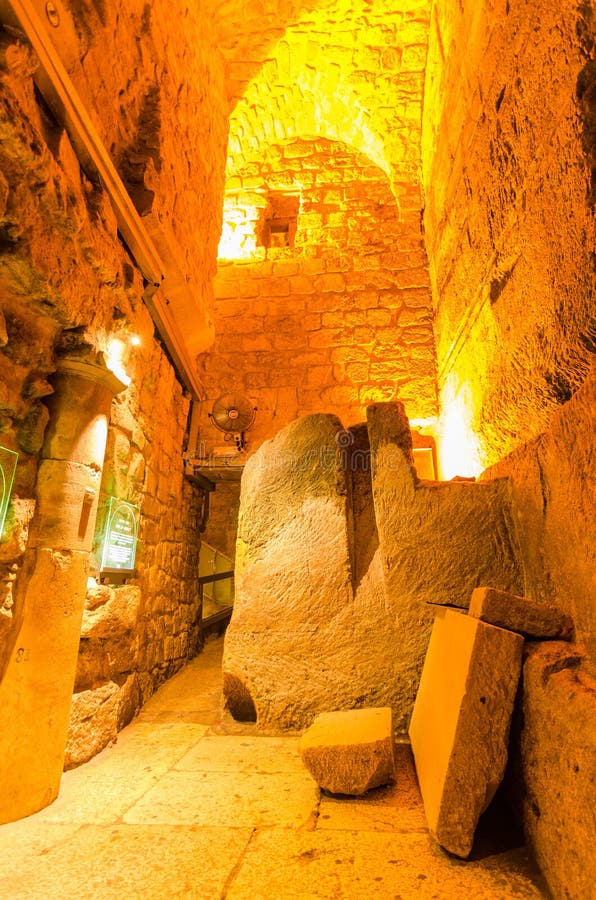 Подполье улицы Herodian в западных тоннелях стены в Иерусалиме, Израиле стоковая фотография Подполье улицы Herodian в западных тоннелях стены в Иерусалиме, Израиле стоковая фотография