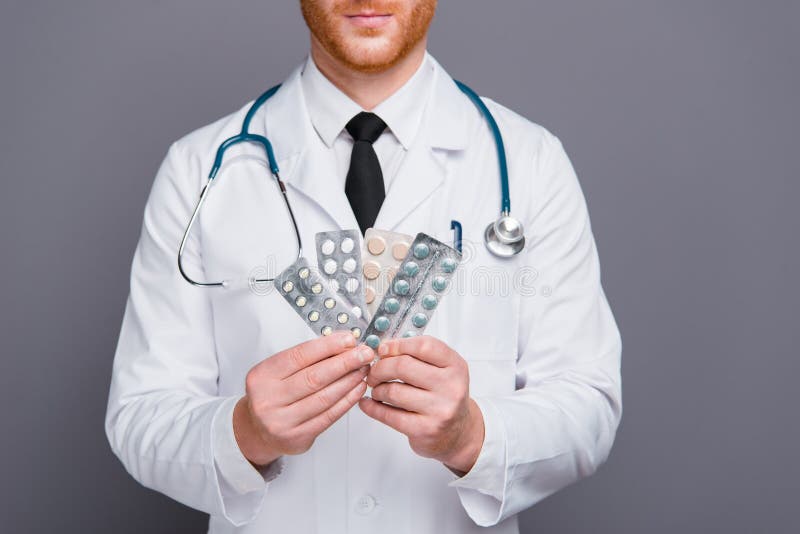 Подрезанное фото рук doc держит пакеты таблеток изолированный на темном gra стоковая фотография Подрезанное фото рук doc держит пакеты таблеток изолированный на темном gra стоковая фотография