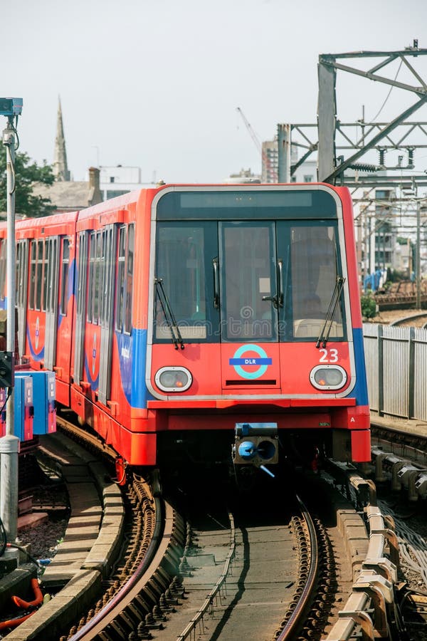 Поезд DLR приезжая в станцию Лондон Великобританию стоковые фотографии rf Поезд DLR приезжая в станцию Лондон Великобританию стоковые фотографии rf