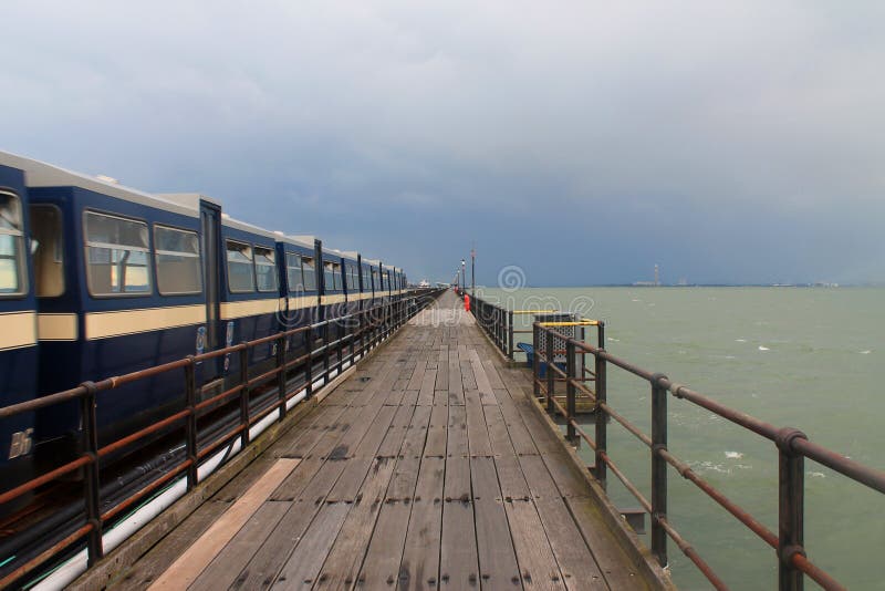 Поезд на Southend на пристани моря стоковое фото rf Поезд на Southend на пристани моря стоковое фото rf