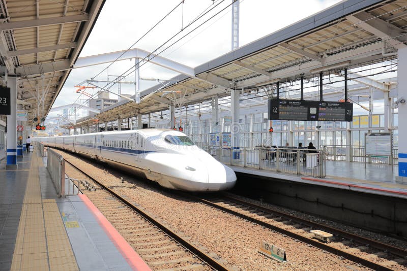 Поезд Shinkansen останавливая на станции Okayama стоковое фото Поезд Shinkansen останавливая на станции Okayama стоковое фото