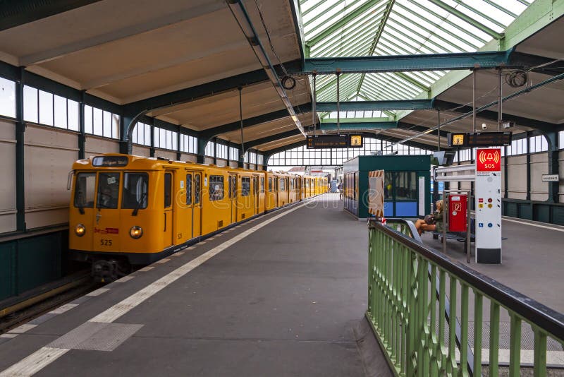 Поезд U-Bahn приезжает на станцию метро Gleisdreieck в Берлин, Германию стоковые фотографии rf Поезд U-Bahn приезжает на станцию метро Gleisdreieck в Берлин, Германию стоковые фотографии rf