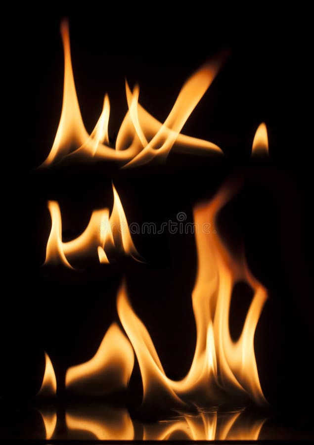 Огонь на черном фоне стоковое изображение rf