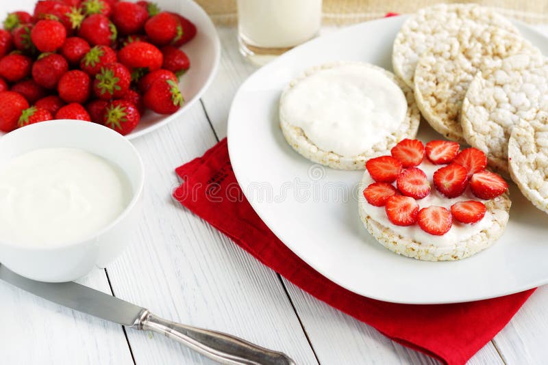 Позавтракайте для сандвичей здоровья от waffle vegan риса с греческим югуртом и свежими клубниками стоковая фотография Позавтракайте для сандвичей здоровья от waffle vegan риса с греческим югуртом и свежими клубниками стоковая фотография