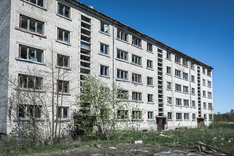 Покинутый советский многоквартирный дом стоковое изображение Покинутый советский многоквартирный дом стоковое изображение
