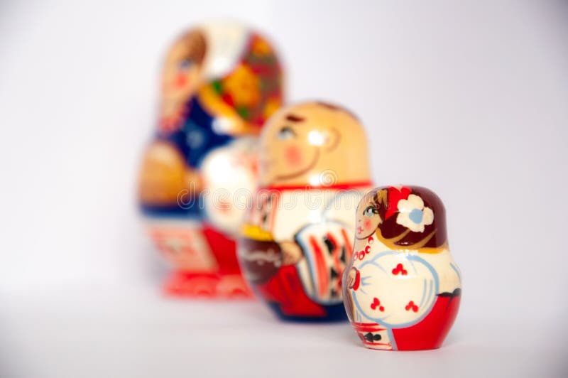 Покрашенные русские куклы matrioshka на серой изолированной предпосылке стоковая фотография rf Покрашенные русские куклы matrioshka на серой изолированной предпосылке стоковая фотография rf