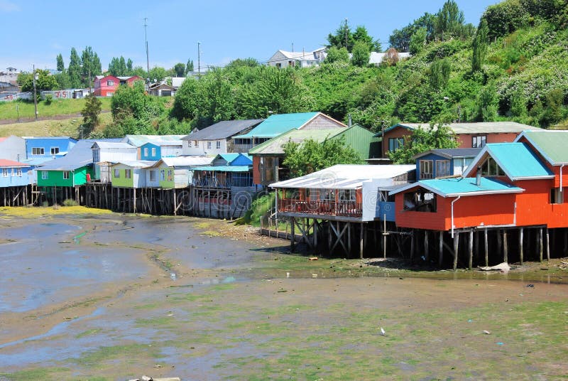 Покрашенные ходули расквартировывают Castro во время малой воды, остров Chiloe, Чили стоковое фото Покрашенные ходули расквартировывают Castro во время малой воды, остров Chiloe, Чили стоковое фото