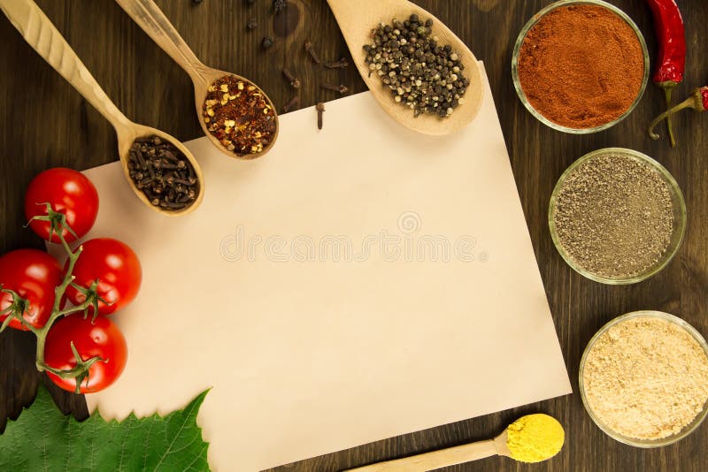 Покройте старую винтажную бумагу с специями на деревянной предпосылке vegetarian еды здоровый Рецепт, меню стоковое фото rf Покройте старую винтажную бумагу с специями на деревянной предпосылке vegetarian еды здоровый Рецепт, меню стоковое фото rf