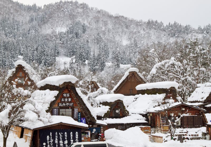 покрыто идет thatched снежок shirakawa крыши домов стоковое фото rf