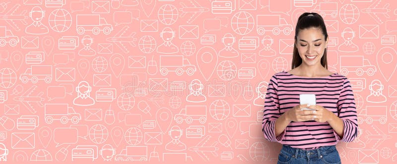 Покупатель наслаждается покупками в Интернете с помощью смартфона на живом фоне стоковое изображение