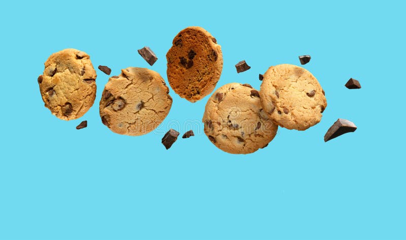Полет cookies чипа шоколада на фоне aqua blue. Копировать пространство стоковое изображение rf