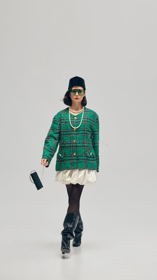 полнометражная и элегантная молодая женщина в блейзере green plaid бархат берет солнцезащитные очки белая рубашка и стоковые фото
