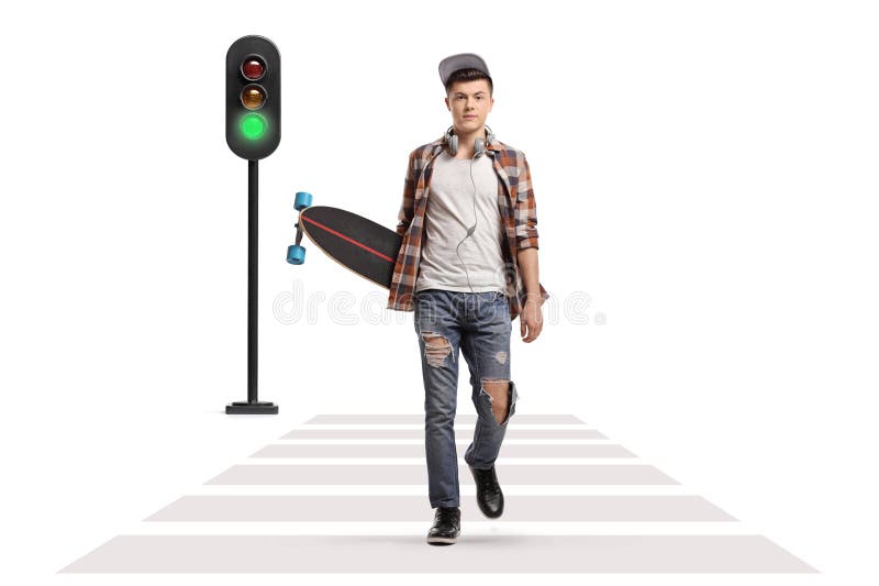 полноразмерный портрет мужского скейтера с длинным бортом, идущим к камере на пешеходном переходе